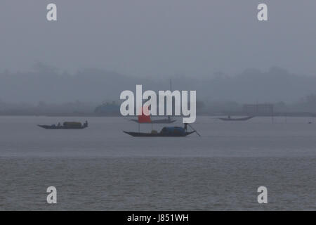 Fischer Angeln am Fluss Poshur mit einem Holzboot am Mongla. Bagerhat, Bangladesch. Stockfoto