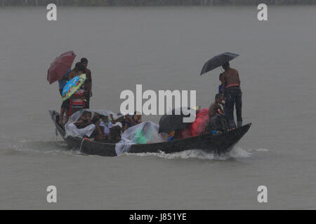 Menschen überqueren die Poshur Flüsse mit einem motorisierten Boot in der Nähe von Sundarbans. Bagerhat, Bangladesch Stockfoto