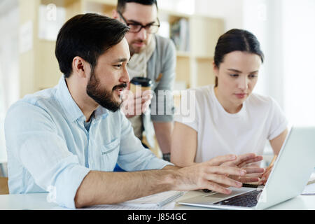 Porträt des Business Teams arbeiten mit Laptop im modernen Büro, Mitarbeit bei Projektstrategie Stockfoto