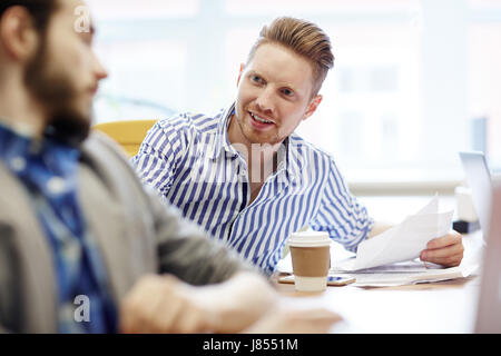 Zwei professionelle Ökonomen mit Diskussion der Tagung Stockfoto