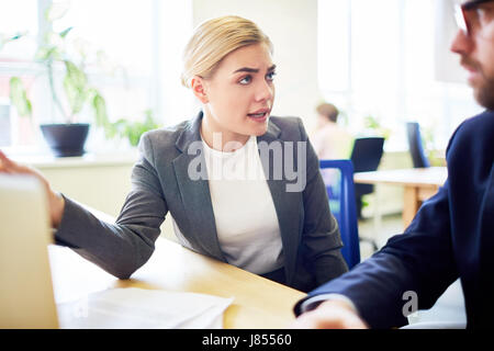 Geschäftsfrau, Präsentation von anderen Mitarbeitern im Büro Stockfoto