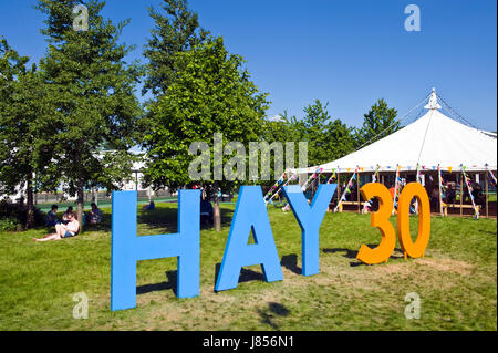 Heu 30 Zeichen bei Hay Festival der Literatur und der Artsl 2017 Hay-on-Wye Powys Wales UK Stockfoto