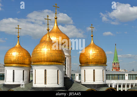 Goldene Kuppeln der Annahme-Kathedrale des Moskauer Kreml gegen blauen Himmel und weiße Wolken. Russland Stockfoto