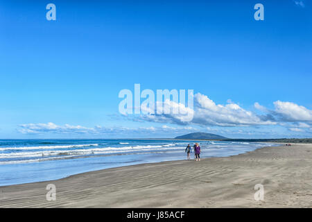 Menschen zu Fuß auf malerischen 7 Mile Beach, Gerroa, New-South.Wales, NSW, Australien Stockfoto
