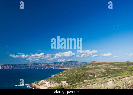 Bunte Drachen im Himmel über blaue Meer Stockfoto