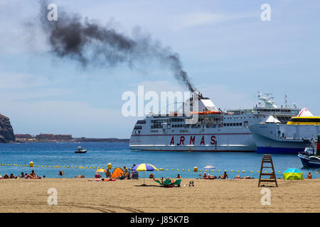 Schwarzer Rauch aus dem Trichter der Fähre Armas in Los Christianos auf Teneriffa als sie Port auf ihre letzte Reise nach Island auf den Kanarischen Inseln geht Stockfoto