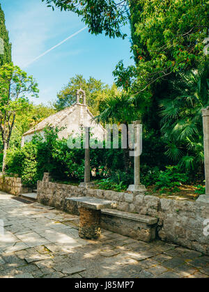 Üppige Vegetation, befestigten Durchgang und ein Pavillon im Arboretum Trsteno, Kroatien. Stockfoto