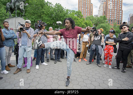 Fit afroamerikanischen Tänzerin in einem Wettbewerb für die Belichtung auf eine Übertragung im Internet durchführen. In Union Square Park in New York City. Stockfoto