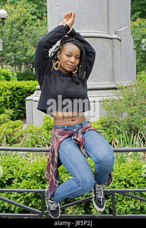 Gestellten Porträt einer schönen 20 jährige nigerianischen amerikanische Tänzerin im Union Square Park in Manhattan, New York City aufgenommen. Stockfoto