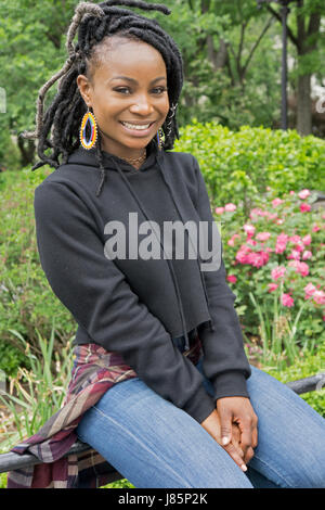 Gestellten Porträt einer schönen 20 jährige nigerianischen amerikanische Tänzerin im Union Square Park in Manhattan, New York City aufgenommen. Stockfoto