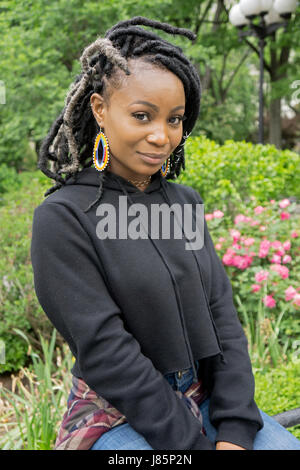 Gestellten Porträt einer schönen 20 jährige nigerianischen amerikanische Tänzerin im Union Square Park in Manhattan, New York City aufgenommen. Stockfoto