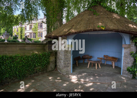 Strohgedeckte Hütte in Thornbridge Hall Gardens in der Nähe von großen Longstone, Derbyshire, England. Stockfoto