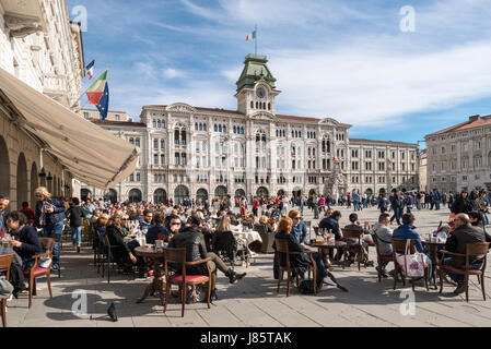 Rathaus, Palazzo Communale, Cafe mit Besuchern am Piazza Dell Unita d ' Italia, Triest, Friaul-Julisch Venetien, Italien Stockfoto