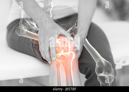 Der Mann, der Wunde Knie hält Digital generiert Stockfoto