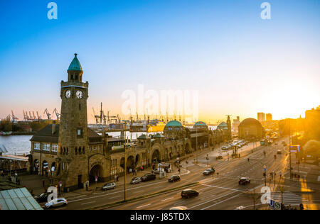 Uhrturm, Gauging Turm, St. Pauli Landung inszeniert mit Hafen bei Sonnenuntergang, Landung Stadien, Elbe, St. Pauli, Hamburg, Deutschland Stockfoto