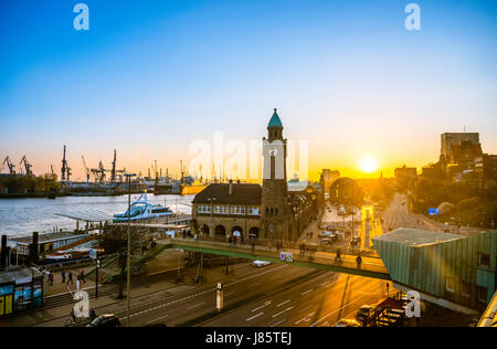 Uhrturm, Gauging Turm, St. Pauli Landung inszeniert mit Hafen bei Sonnenuntergang, Landung Stadien, Elbe, St. Pauli, Hamburg, Deutschland Stockfoto