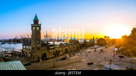 Uhrturm, Gauging Turm, St. Pauli Landung inszeniert mit Hafen bei Sonnenuntergang, Landung Stadien, Elbe, St. Pauli, Hamburg, Deutschland Stockfoto