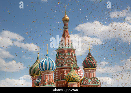 Goldene Konfetti auf Hintergrund der Kuppel der Basilius Kathedrale auf dem Roten Platz in Moskau, Russland Stockfoto