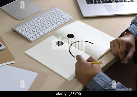 Depressive Gefühle Konzept, Smiley Gesicht Emoticon gedruckt. Stockfoto