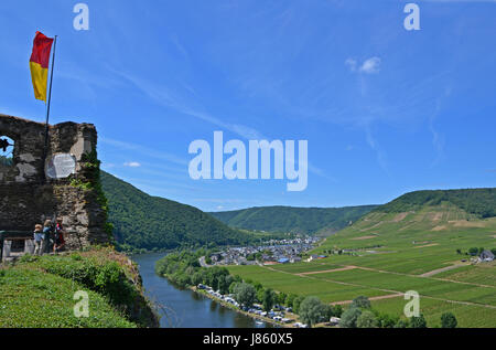 Mosel Ausschau Beil Stein Fluss Wasser Schloss Burg blauen Berge Glanz Stockfoto