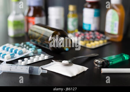 Pharmazeutische Medikament, Heilung in Container für Gesundheit Medikament Spritze und gekochten Heroin auf Löffel Stockfoto