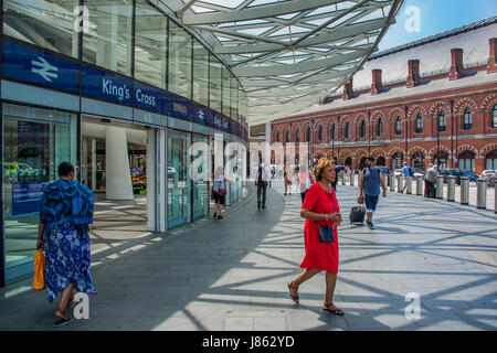 Menschen kommen zu Kings Cross Station, London Stockfoto