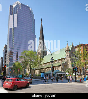 MONTREAL, QUEBEC, Kanada - 18. Mai 2017: Montreal anglikanische Christ Church Cathedral vor der Tour KPMG am Place De La Cathedrale. Stockfoto