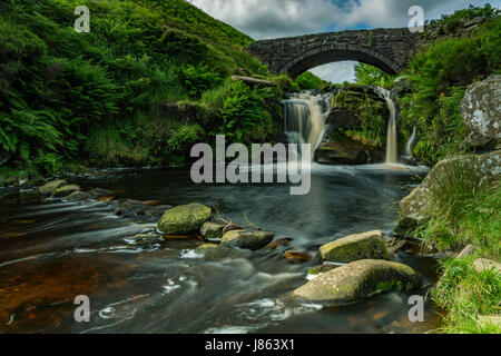 lange Exposition Bild der Wasserfälle und Brücke an drei Shires Spitze im Peak District, England, Großbritannien Stockfoto