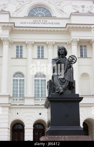 Statue von Kopernikus vor der Staszic Palace, dem Sitz der Polnischen Akademie der Wissenschaften. Stockfoto