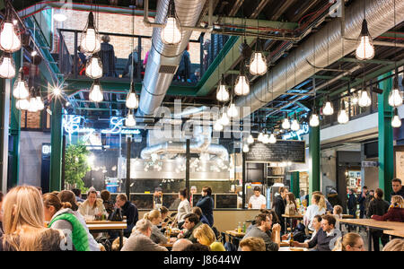 Hala Koszyki ist eine renovierte traditionelle Markthalle in Warschau, umgebaut zum modernen Restaurants, Feinkostläden und anderen gehobenen Geschäften. Stockfoto