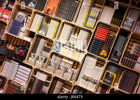 Buchhandlung in Koszyki Körbe Hall, einem renovierten traditionellen Markt Halle. Es ist nun ein gehobenes Essen/Einkaufen/Treffpunkt. Stockfoto