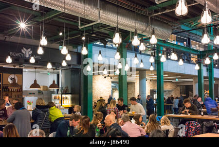 Hala Koszyki ist eine renovierte traditionelle Markthalle in Warschau, umgebaut zum modernen Restaurants, Feinkostläden und anderen gehobenen Geschäften. Stockfoto