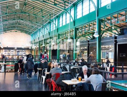 Hala Koszyki ist eine renovierte traditionelle Markthalle in Warschau, umgebaut zum modernen Restaurants, Feinkostläden und anderen gehobenen Geschäften. Stockfoto