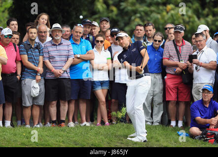 Englands Ian Poulter spielt einen Schuss, nachdem seine auf einer Zuschauer-Tasche auf das dritte Loch tagsüber drei 2017 BMW PGA Championship in Wentworth Golf Club, Surrey Kugel. Stockfoto