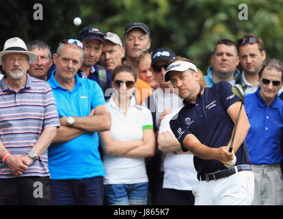 Englands Ian Poulter spielt einen Schuss, nachdem seine auf einer Zuschauer-Tasche auf das dritte Loch tagsüber drei 2017 BMW PGA Championship in Wentworth Golf Club, Surrey Kugel. Stockfoto