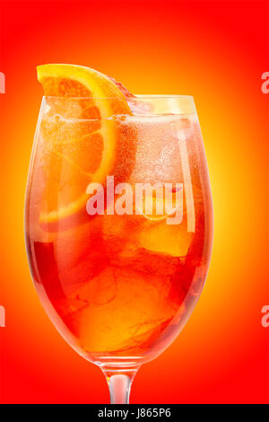 Glas Aperol Spritz cocktail auf farbigen Hintergrund Stockfoto