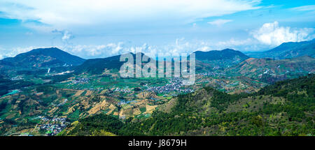 Blick auf die Berge von Dieng - Indonesien Stockfoto