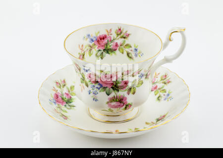 Leeren Sie antike Tasse und Untertasse mit Rosen Dekoration isoliert auf weiss - englischer Tee Stockfoto