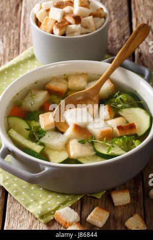 Diätetische Gemüsesuppe mit Croutons und Thymian Nahaufnahme in einer Schüssel auf dem Tisch. vertikale Stockfoto