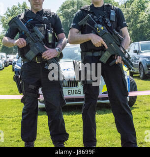 Brentwood, Essex, 27. Mai 2017 bewaffnet Polizeistreife Krebs Forschung Rennen für Lebensereignis in Weald Südpark, Brentwood, Essex Credit: Ian Davidson/Alamy Live News Stockfoto