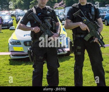 Brentwood, Essex, 27. Mai 2017 bewaffnet Polizeistreife Krebs Forschung Rennen für Lebensereignis in Weald Südpark, Brentwood, Essex Credit: Ian Davidson/Alamy Live News Stockfoto