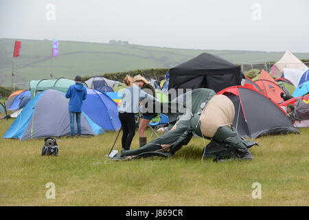 Porthleven, Cornwall, UK. 27. Mai 2017. Großbritannien Wetter. Nach über Nacht Regen und starkem Wind geben Camper ihr Bestes, Setup für die Hauptveranstaltungen Samstagabend beim Maskenball jährlichen Sommerfest an der kornischen Küste bereit. Bildnachweis: Simon Maycock/Alamy Live-Nachrichten Stockfoto