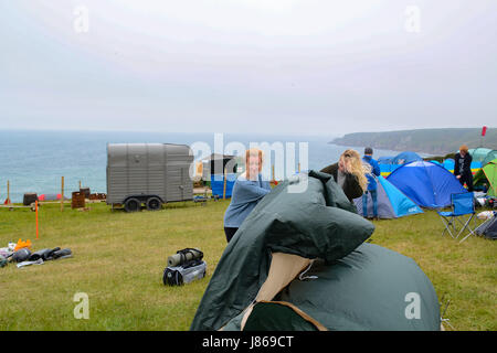 Porthleven, Cornwall, UK. 27. Mai 2017. Großbritannien Wetter. Nach über Nacht Regen und starkem Wind geben Camper ihr Bestes, Setup für die Hauptveranstaltungen Samstagabend beim Maskenball jährlichen Sommerfest an der kornischen Küste bereit. Bildnachweis: Simon Maycock/Alamy Live-Nachrichten Stockfoto