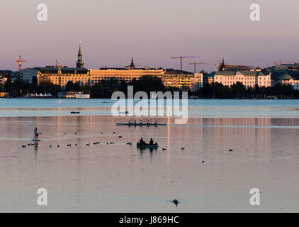 Hamburg, Deutschland. 26. Mai 2017. Stand up Paddleboarder, Kajak und Ruderboot auf der Außenalster zwischen einige Enten nach dem Sonnenuntergang in Hamburg, Germany, 26. Mai 2017 zu schweben. Foto: Christophe Gateau/Dpa/Alamy Live News Stockfoto