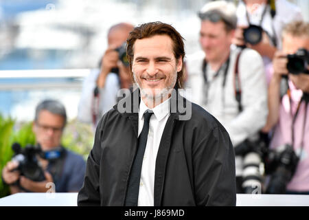 Cannes. 27. Mai 2017. Schauspieler Joaquin Phoenix des Films "Sie waren nie wirklich hier" posiert für einen Fototermin in Cannes, Frankreich am 27. Mai 2017. Hier der Film "Sie waren nie wirklich" britische Regisseurin Lynne Ramsay kämpfen um die Goldene Palme auf dem 70. Cannes Film Festival. Bildnachweis: Chen Yichen/Xinhua/Alamy Live-Nachrichten Stockfoto