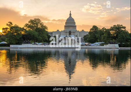 Washington DC, USA. 27. Mai 2017. Sonnenaufgang auf dem US Capitol als das Memorial Wochenende hat gerade erst begonnen. Vor dem Capitol ist die Bühne für das Memorial Day Festival. 27. Mai 2017. Bildnachweis: Dimitrios Manis/ZUMA Draht/Alamy Live-Nachrichten Stockfoto