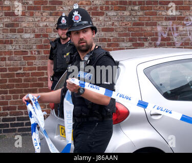 Moss Side, Manchester, UK. 27. Mai 2017. Polizei Absperren 32 Boscombe Street in Manchesters Moss Side wie Bombenkommando genannt sind. Bildnachweis: Vincent Abtei/Alamy Live News Stockfoto