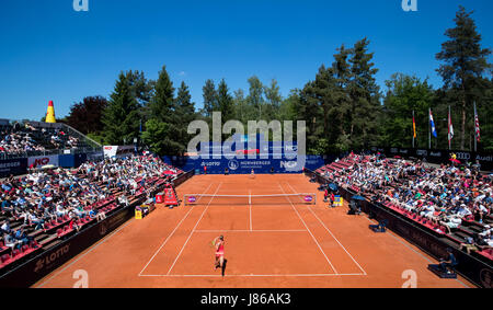 Nürnberg, Deutschland. 27. Mai 2017. Netherland es Kiki Bertens (vorne) während ihre WTA-Tennis-Turnier, das letzte Spiel gegen B. Krejcikova der Tschechischen Republik in Nürnberg, 27. Mai 2017. Foto: Daniel Karmann/Dpa/Alamy Live News Stockfoto