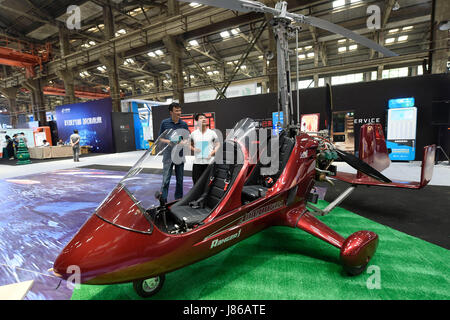 (170527)--HANGZHOU, 27. Mai 2017 (Xinhua)--Menschen sehen einen automatische Hubschrauber in Hangzhou International Future Life Festival in Hangzhou, Hauptstadt der ostchinesischen Provinz Zhejiang, 27. Mai 2017. Das 3-Tages-Festival würde zeigen einige Technologien und Lösungen, die zukünftige Leben beeinflussen können. (Xinhua/Li Zhong) (Zkr) Stockfoto