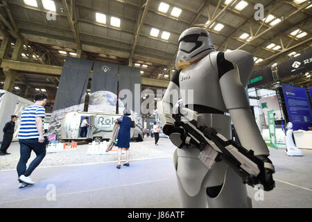 (170527)--HANGZHOU, 27. Mai 2017 (Xinhua)--Menschen besuchen Hangzhou International Future Life Festival in Hangzhou, Hauptstadt der ostchinesischen Provinz Zhejiang, 27. Mai 2017. Das 3-Tages-Festival würde zeigen einige Technologien und Lösungen, die zukünftige Leben beeinflussen können. (Xinhua/Li Zhong) (Zkr) Stockfoto
